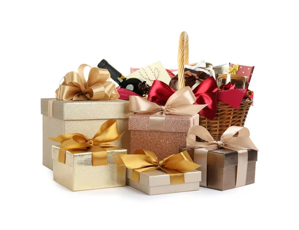 Hediye sepeti ve hediyeler beyaza izole edilmiş.