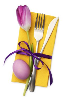 Paskalya kutlaması. Çiçek desenli ve beyaz renkte yumurta renginde bir ziyafet masası.