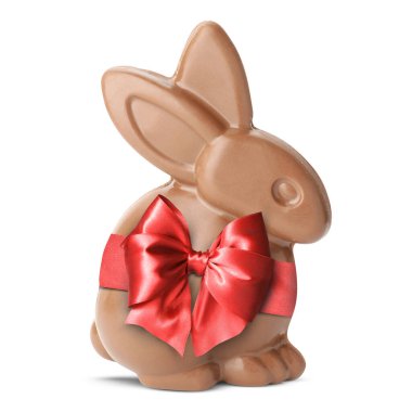 Kırmızı fiyonklu çikolatalı tavşan beyaza izole edilmiş.