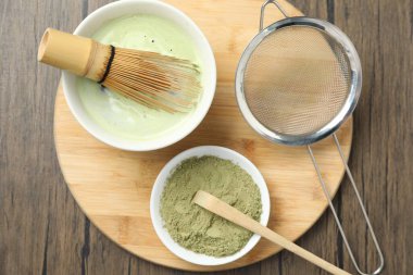 Seramik kasede taze yeşil kibrit, bambu çırpı, toz, süzgeç ve kepçe ahşap masa, üst manzara