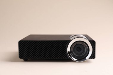 Bej arka planda bir modern video projektörü, yakın plan