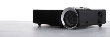 Beyaz arkaplana karşı gri tabloda modern video projektörü