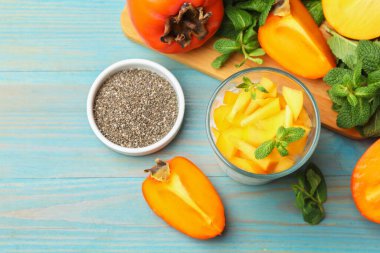 Hurmalı Chia pudingi ve açık mavi ahşap masa üzerinde nane şekeri. Metin için boşluk