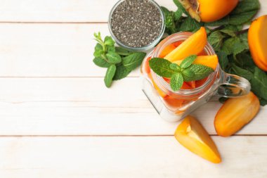 Hurma ve nane aromalı nefis chia pudingi açık ahşap masadaki mason kavanozunda. Metin için boşluk