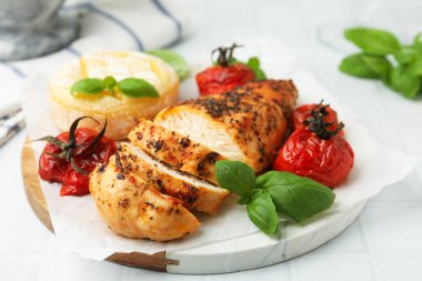 Lezzetli kızarmış tavuk göğsü, peynir, güneşte kurutulmuş domates ve fesleğen, yakın plan.