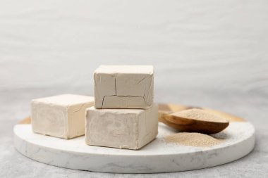 Gri desenli masada taze ve kuru maya parçaları, yakın plan.