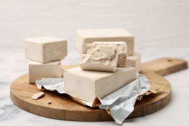 Hafif mermer masada taze maya parçaları, yakın plan.