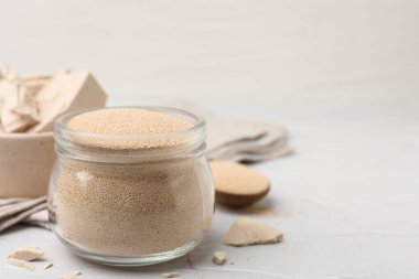 Beyaz masada taze ve kuru maya, yakın plan. Metin için boşluk