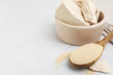 Beyaz masada taze ve kuru maya, yakın plan. Metin için boşluk