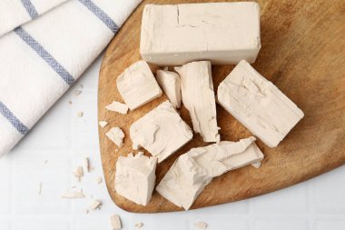 Beyaz döşeme üzerinde taze maya parçaları, üst manzara.