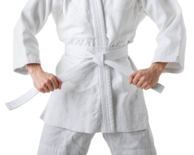 Karate dövüşçüsü beyaz arka planda üniforma giyiyor, yakın plan.