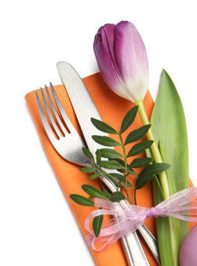 Paskalya kutlaması. Çiçek desenli, beyaz manzaralı, şölen masası.