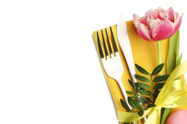 Paskalya sofrası. Lale ve yumurta kaplı güzel gümüş takımlar beyaz, üst manzara izole.