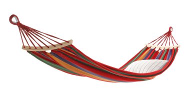 Beyaz yastıklı renkli bir hamak.