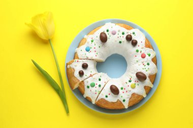 Lezzetli Paskalya pastası ve sarı arka planda lale çiçeği.