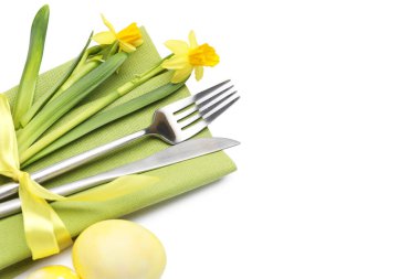 Paskalya sofrası. Nergisli güzel gümüş takımlar ve beyaza izole edilmiş yumurtalar.