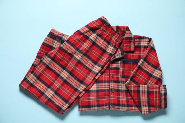 Açık mavi arka planda şık pijamalar, düz yatış