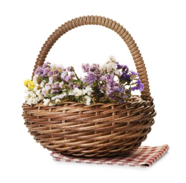 Beyaz tenli güzel çiçeklerle dolu bir sepet.