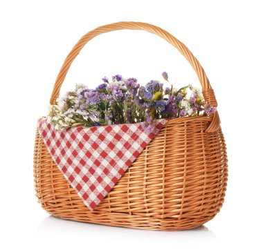 Beyaz tenli güzel çiçeklerle dolu bir sepet.