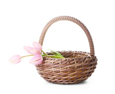 Beyaz tenli güzel çiçeklerle dolu bir sepet.