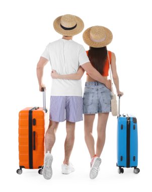 Beyaz arka planda bavulları olan mutlu bir çift.