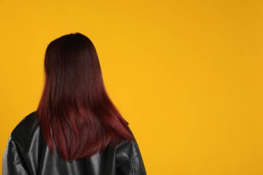 Turuncu arka planda boyalı saçlı kadın, arka manzara. Metin için boşluk