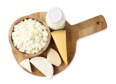 Farklı süt ürünleri beyaz, üst görünümde izole