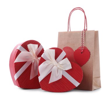 İçinde kalp şeklinde hediye kutuları olan kağıt torba beyaza izole edilmiş. Sevgililer Günü