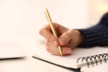 Masada kalemle deftere yazan kadın, yakın plan. Metin için boşluk