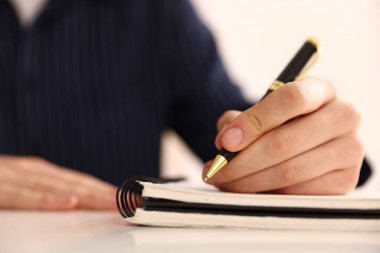 Masada kalemle deftere yazan kadın, kapat