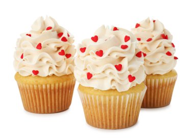 Sevgililer Günün kutlu olsun. Beyaz arka planda kırmızı kalpli lezzetli kekler.