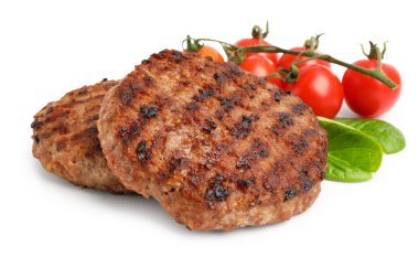 Lezzetli ızgara et köfteleri, domatesler ve beyaz üzerine izole edilmiş ıspanak.