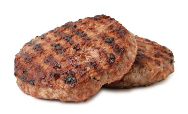 Lezzetli ızgara et köfteleri beyaz üzerine izole edilmiş.