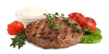 Lezzetli ızgara et köftesi, domates, kekik, sos ve beyaz üzerine izole edilmiş ıspanak.