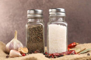 Baharatlı tuzluk ve biberlikler, yakın plan.