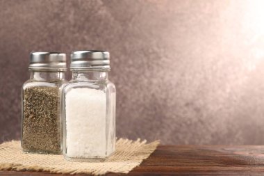 Ahşap masada tuzluk ve biberlik, yakın plan. Metin için boşluk