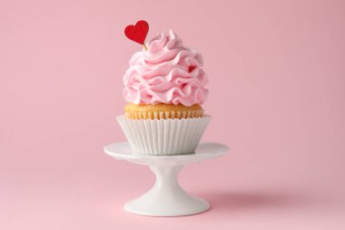 Sevgililer Günün kutlu olsun. Pembe arka planda kırmızı kalpli lezzetli kek, yakın plan.