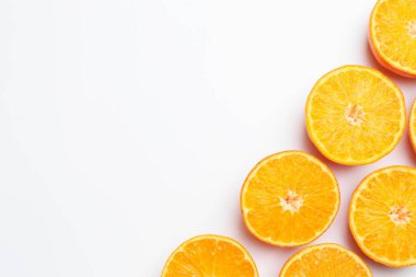 Beyaz arka planda taze, sulu mandalinalar. Metin için boşluk