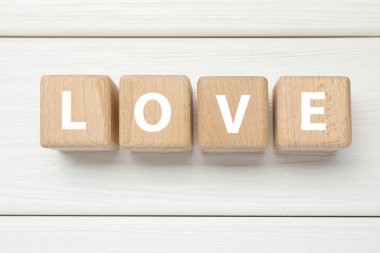 Tahta küplerde beyaz masada 