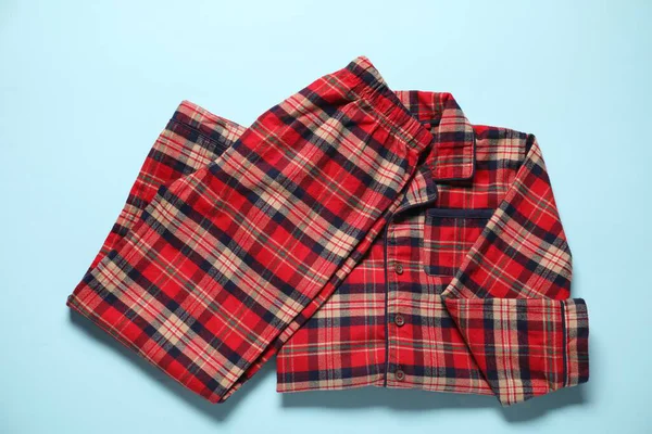 Açık mavi arka planda şık pijamalar, düz yatış