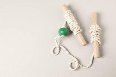 Işık arka planında, manzaranın üstünde çocukların motor becerilerini geliştirme oyuncağı. Metin için boşluk