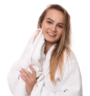 Güzel bir kadın beyaz arka planda havluyla saçlarını kurutuyor.