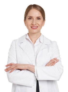 Beyaz arka planda çapraz kollu gülümseyen eczacının portresi.