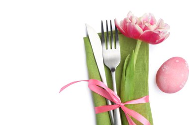 Paskalya sofrası. Lale ve yumurta kaplı güzel gümüş takımlar beyaz, üst manzara izole.