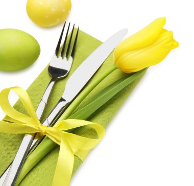 Paskalya kutlaması. Çiçekli masa dekorları ve beyaza izole edilmiş yumurtalar.