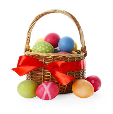 Paskalya sepeti beyaza boyanmış yumurtalar.