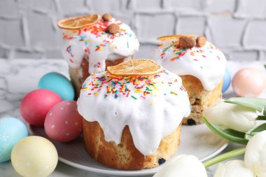 Lezzetli Paskalya pastaları, laleler ve boyanmış yumurtalar, yakın plan.