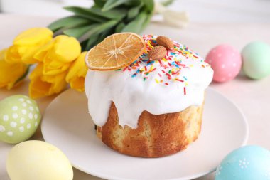 Lezzetli Paskalya pastası, boyanmış yumurta ve laleler, yakın plan.