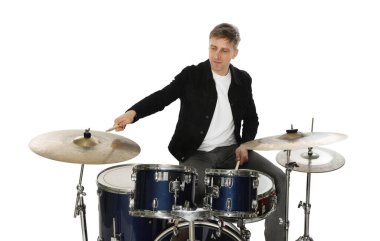 Beyaz arka planda davul çalan adam