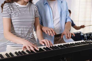 Ergen müzik grubu içeride performanslarını prova ediyor, yakın plan